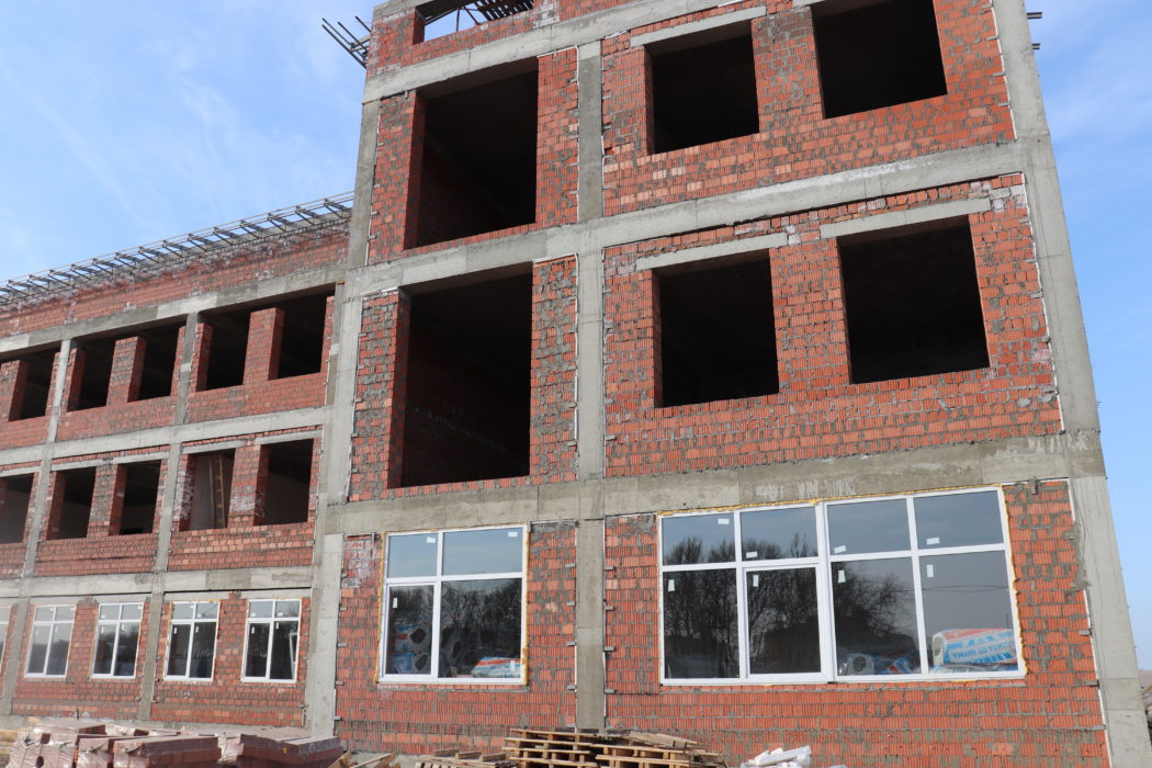Строящаяся школа на 1002 места в Михайловске уже готова на 25%