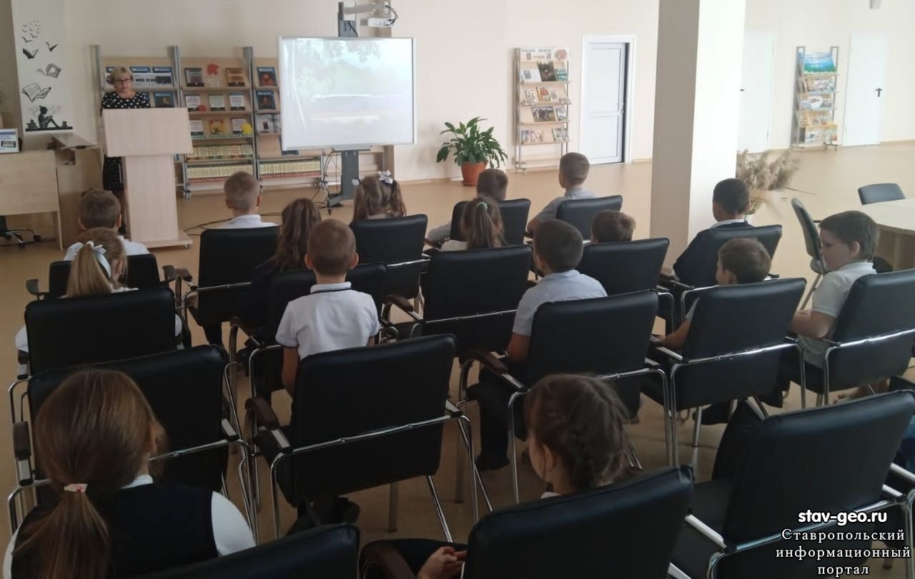 Учащиеся 2 д класса на познавательном мероприятии "По страницам басен Ивана Крылова".