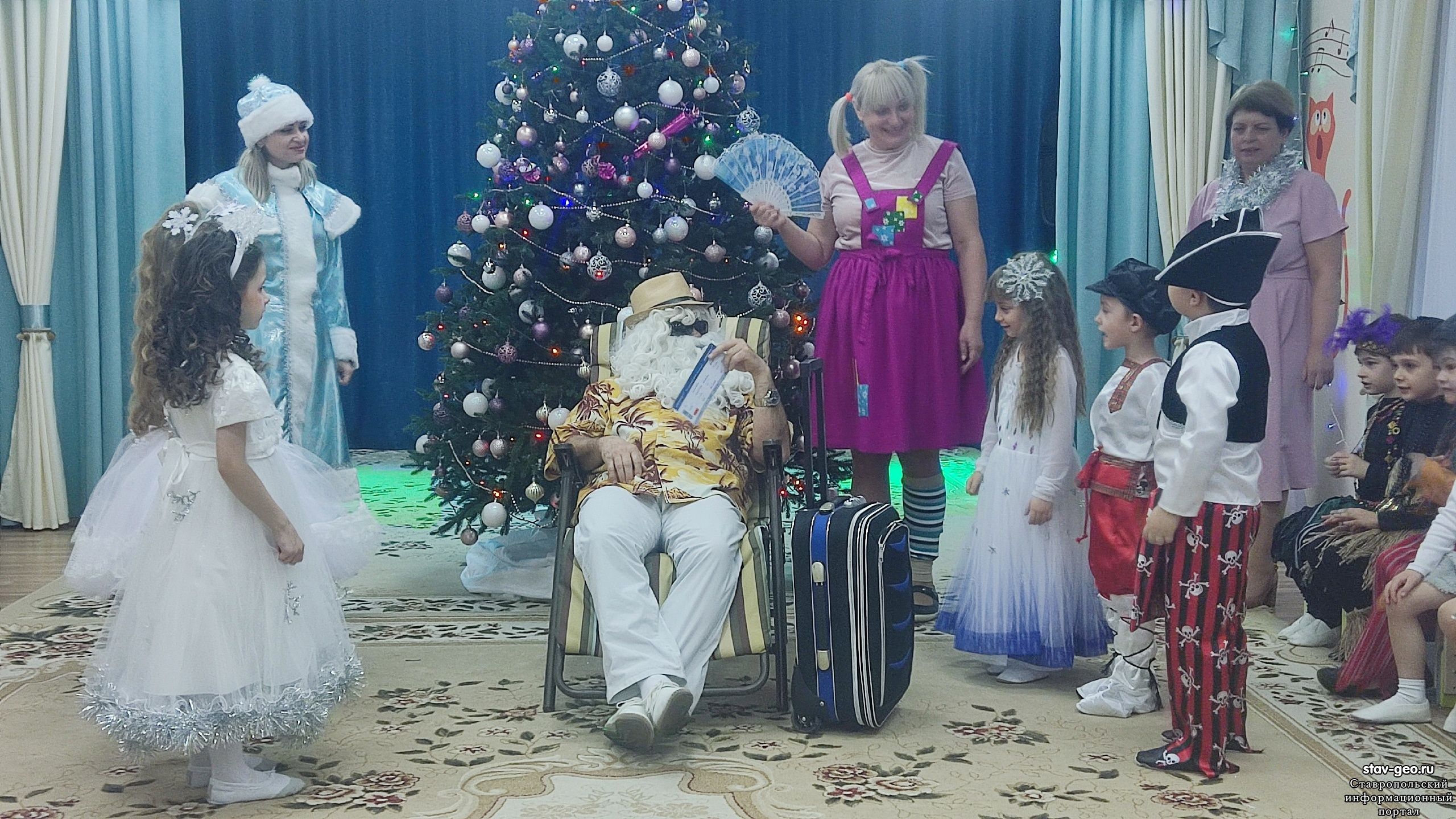 В гости к детям приходили сказочные герои: Дед Мороз, Снегурочка и Нехочуха