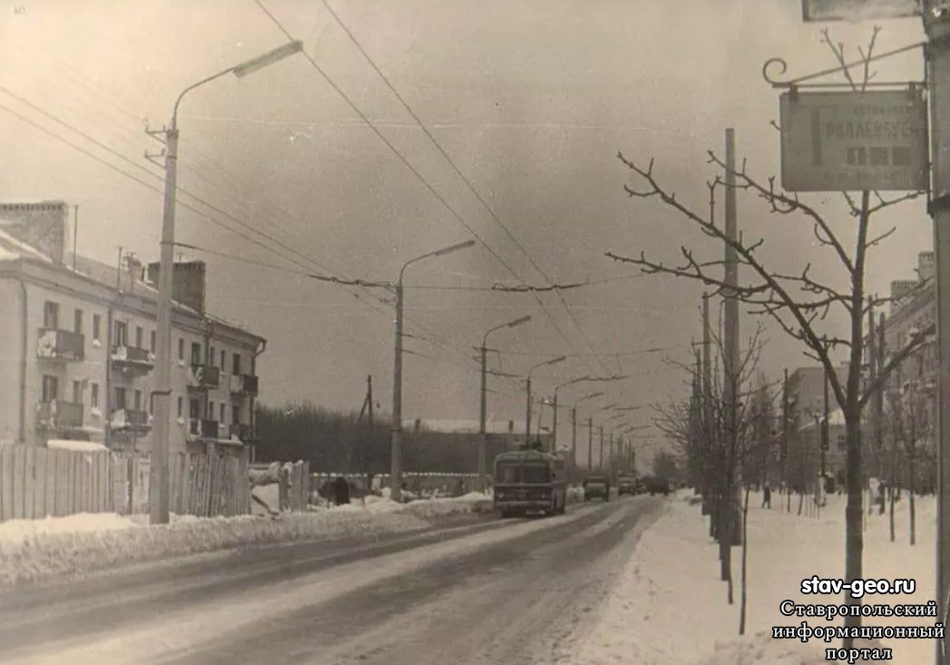 Троллейбус и остановка на улице Ленина, в районе краевой больницы. Конец 1960-х.