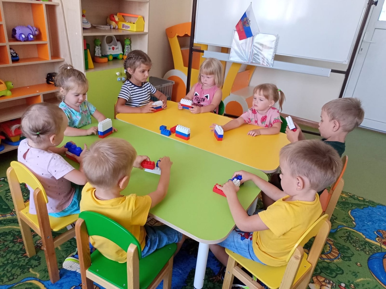 Воспитанники младшей группы № 12 познакомились с Российским флагом