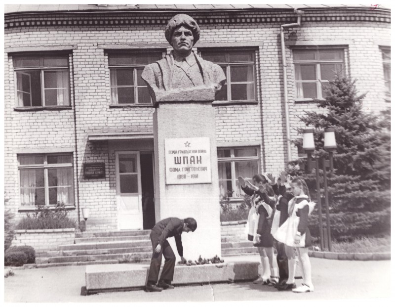 Памятник герою Гражданской войны Ф.Г. Шпаку.
