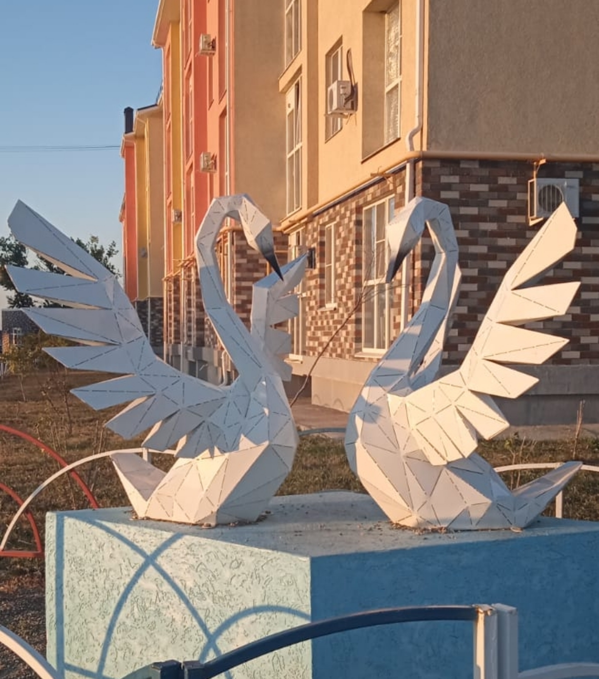 Лебеди на ул.М.Калашникова