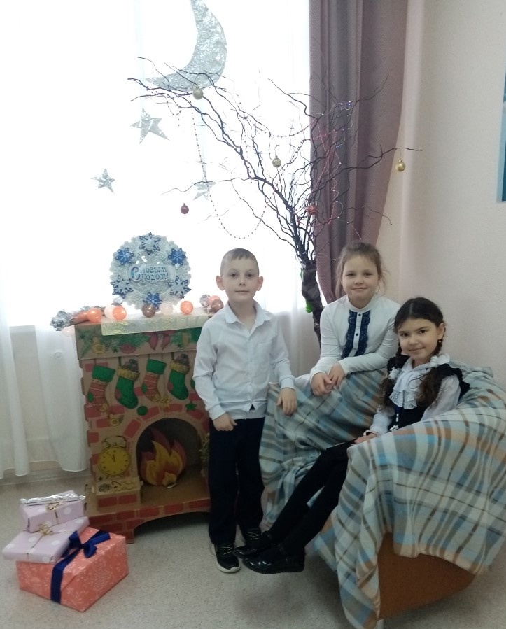 МБОУ СОШ № 20 г. Михайловск в школьной библиотеке заработала мастерская Деда Мороза.