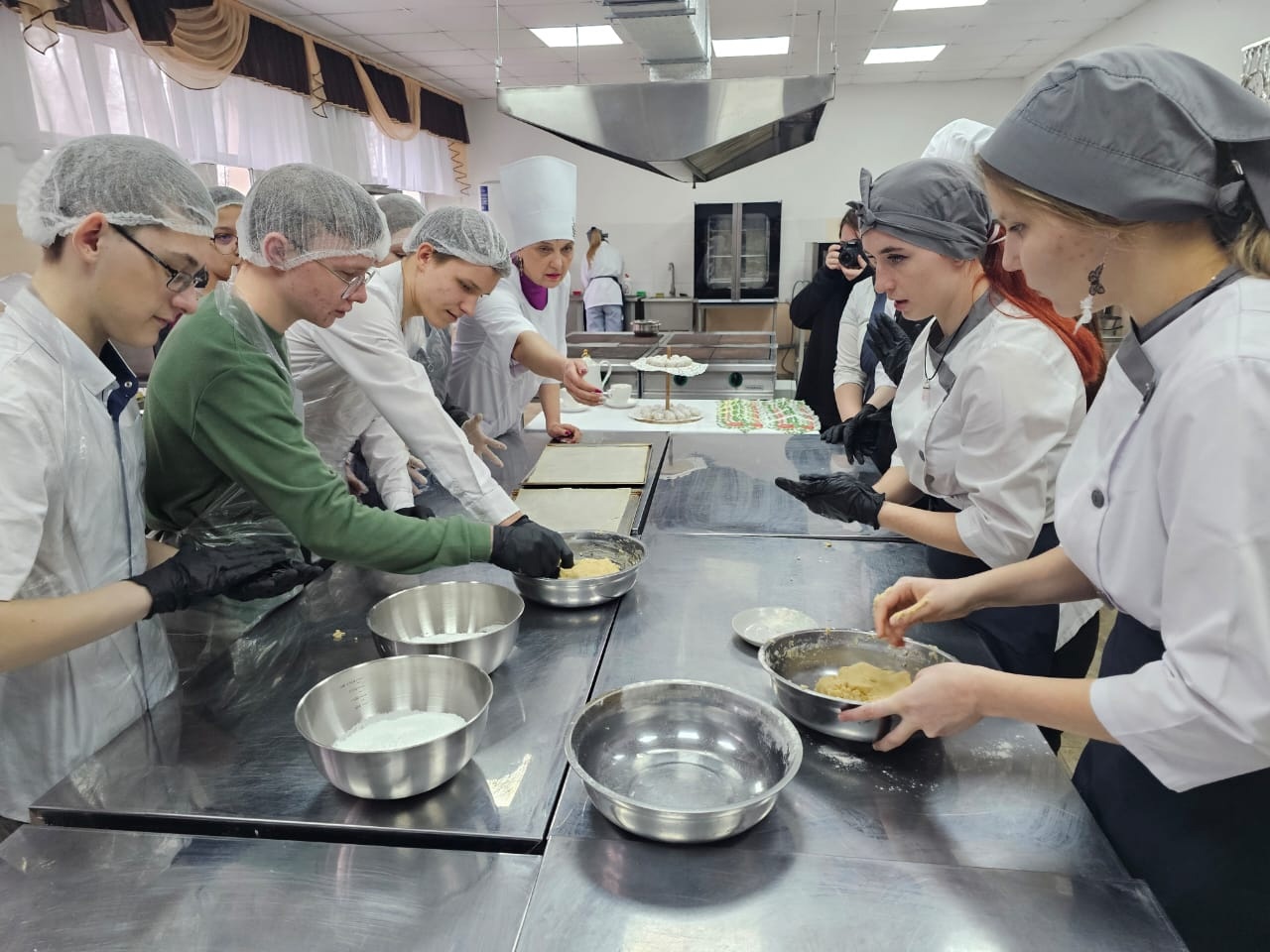 Обучающиеся МБОУ СОШ № 20 в рамках профориентации посетили мастер-класс по приготовлению печенья