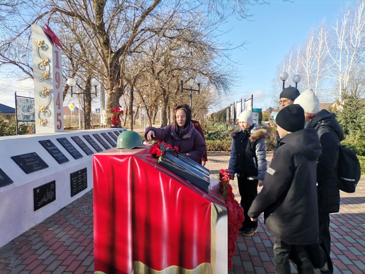 Волонтёры МБОУ СОШ 25 им. К. Д. Ушинского приняли участия в возложении цветов к памятному мемориалу воинам