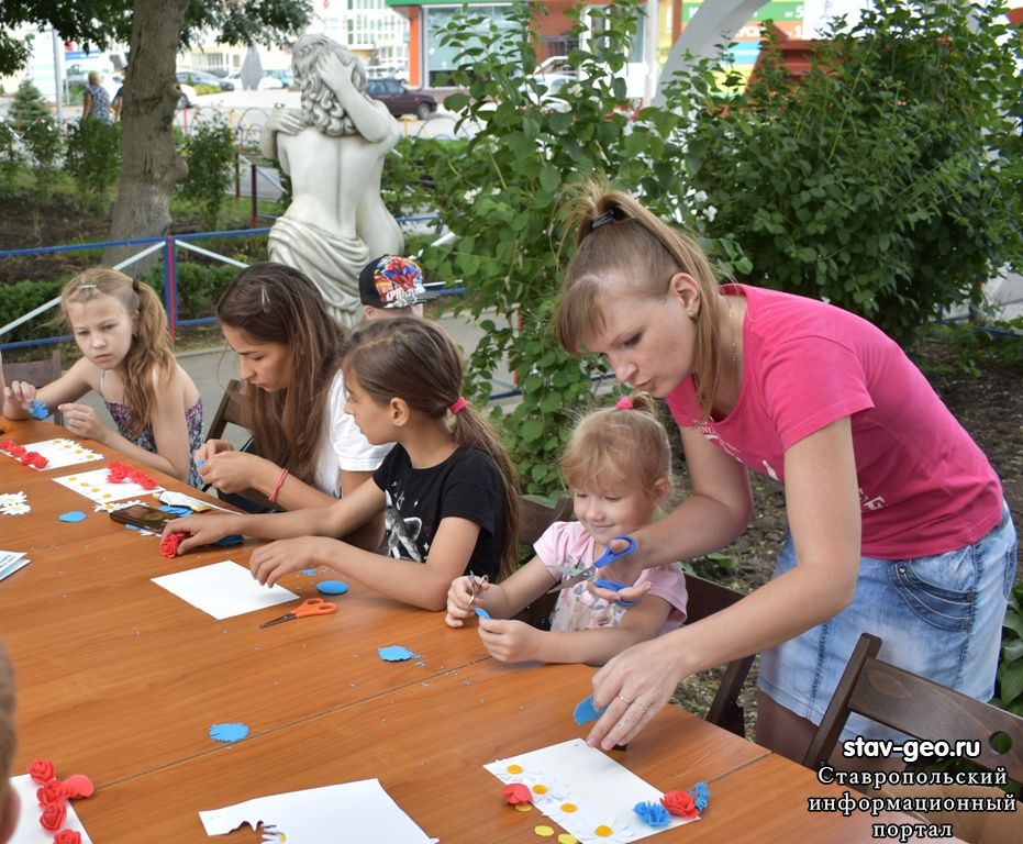 Фото видео отчет с мастер-класса для детей и взрослых по изготовлению открыток, посвященных ДНЮ РОССИИ