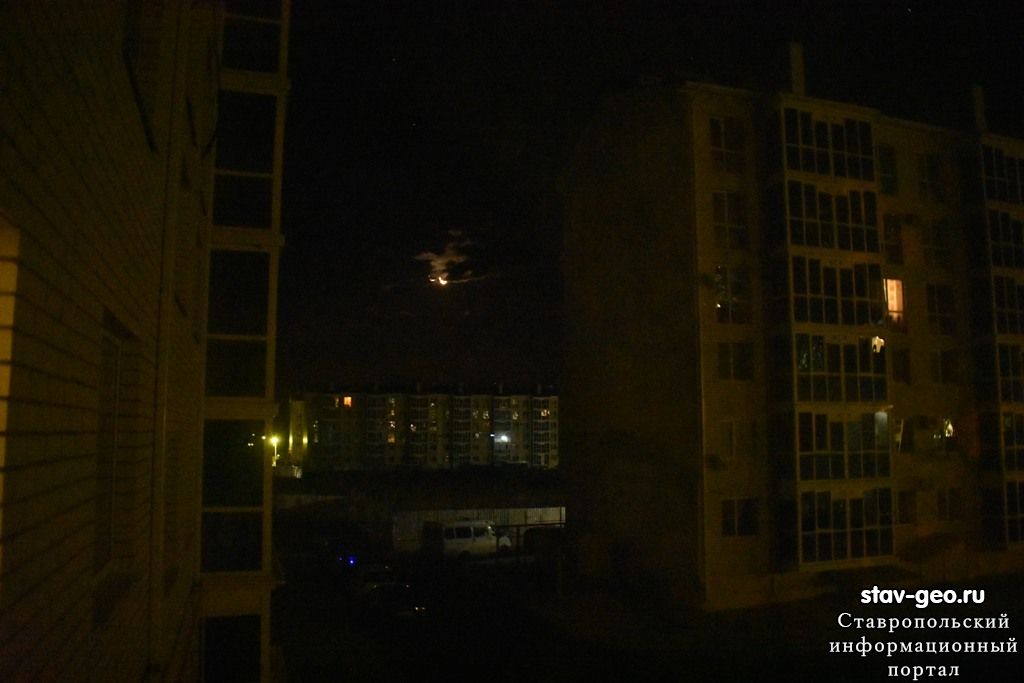А из нашего окна... лунная ночь в жилом районе Гармония