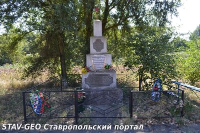 Памятник – обелиск воинам – танкистам  с.Калиновское