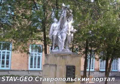Памятник погибшим воинам, ученикам и учителям СОШ №1  с.Александровское