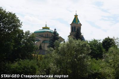 Кировский район: дуб-великан и копия Софийского собора