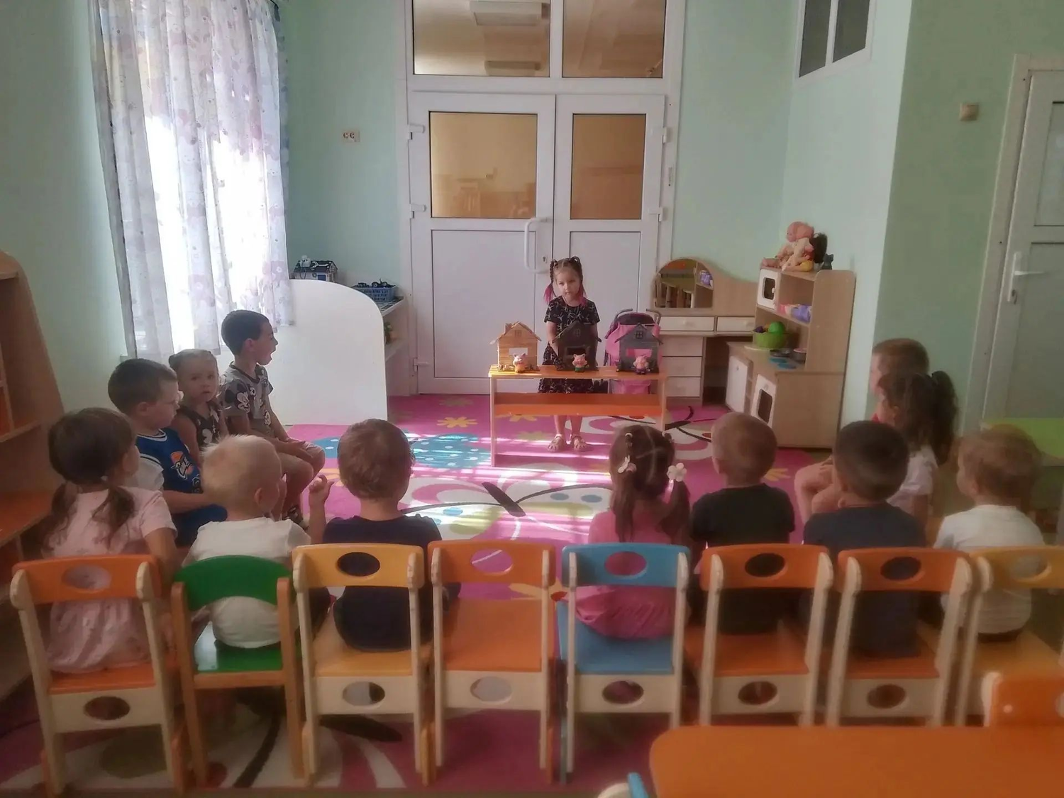 В детсаду №34 в Гармонии учат сказкам Три поросенка