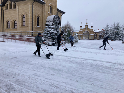 Уборка снега в храме Артемия в жилом районе Гармония