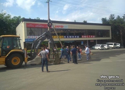 Прорвало трубу снабжающую жр «Гармония» водой.