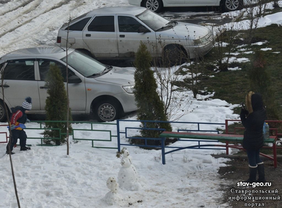 Зимняя прогулка во дворе жилого района Гармония