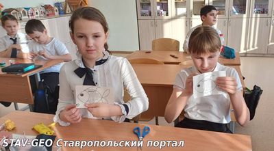 На уроке труда ученики 3 А класса сделали свои первые стежки крестиком, и это было поистине замечательно!