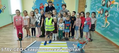 К воспитанникам старших и подготовительных групп приходила - инспектор по пропаганде безопасности дорожного движения.