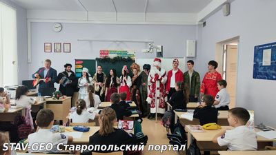 Выпускники поздравляли всех ребят и педагогов