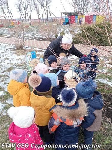 Ребята первой младшей группы № 13 с удовольствием знакомятся с образом жизни зимующих птиц