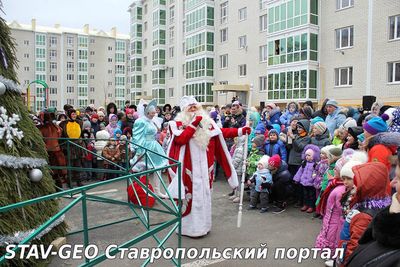 Дедушка Мороз посетил новогодний праздник в жилом районе Гармония