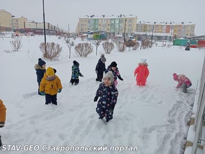 В младшей группе №2 воспитанники любят конструировать из снега, экспериментировать и рисовать на снегу на прогулке в снежную погоду!