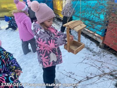 Акция Каждой пичужке - кормушка. В данной акции участие приняли и ребята средней группы № 6