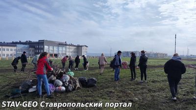 Коллектив нашей школы вышел на уборку прилегающей территории.