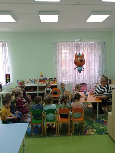 Ребята первой младшей группы № 13 знакомятся с геометрическими формами называют цвет и размер предметов, находят отличия