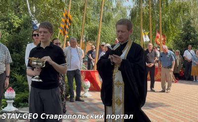 Священник принял участие в церемонии открытия памятника участникам СВО