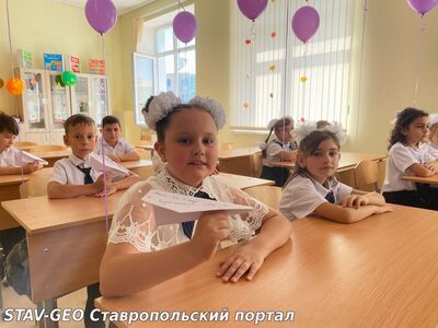 Наша школа начала учебный год с особой и очень трогательной традиции — вручения бумажных самолётиков с добрыми пожеланиями от старшеклассник