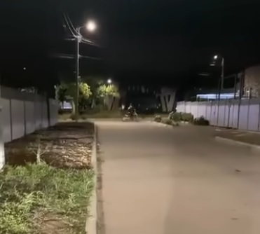 Подростки ежедневно устраивают гонки на питбайках в 8-9 вечера возле Вкусно & Точка, особенно активно в выходные