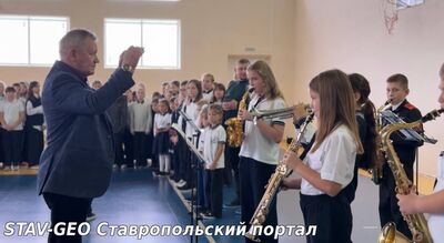 В школе прошла традиционная линейка, ознаменовавшая начало новой учебной недели