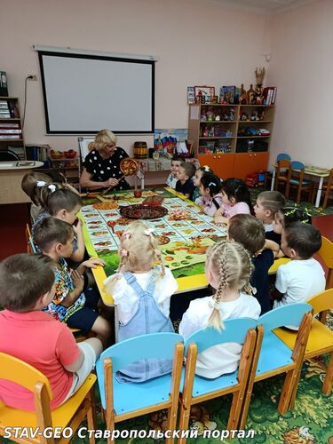 МБДОУ Детский сад № 34 Воспитанники средней группы № 18 занимаются в кружке Русская народная культура