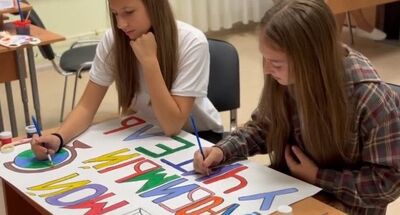 МБОУ СОШ № 20 Выставка рисунков Мой любимый учитель украсила самую большую стену школы