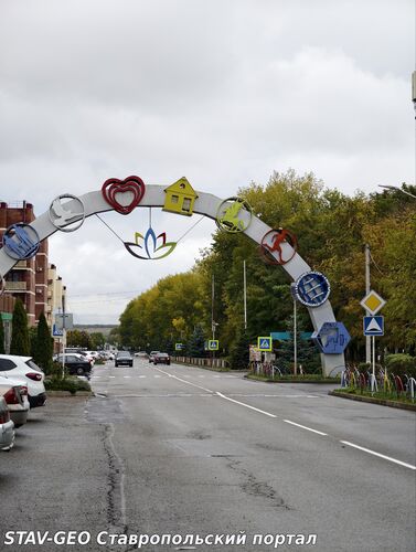 Пасмурный день 13 октября 2025 в жилом районе Гармония