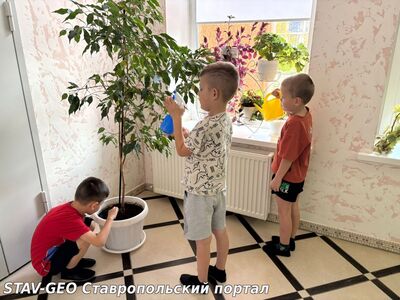 Детский сад №34 В подготовительной группе № 9 проводится дежурство по столовой, в уголке природы и на занятиях.