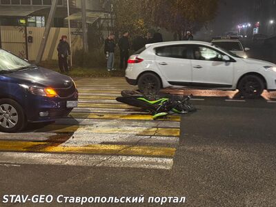 Мотоциклиста на перекрёстке сбили в жилом районе Гармония