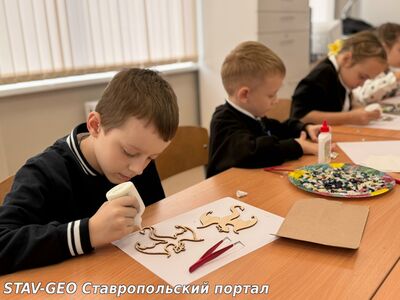 МБОУ СОШ №25 Творческая мастерская Республика бодрых провела для детей увлекательный мастер-класс по созданию фигурок из стеклянной мозаики