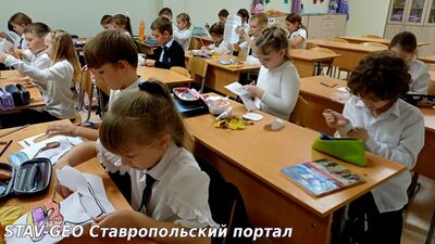 МБОУ СОШ №25 Ребята из 2 Ж класса на уроке труда выполнили аппликацию с элементами рисования Осень в банке