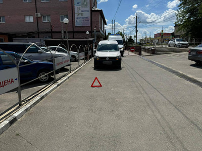 В жилом районе Гармония невнимательный водитель совершил наезд на парковочной площадке.