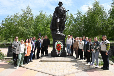 МБДОУ Детский сад №31 Михайловск Жилой район Гармония - Положите цветы к обелиску