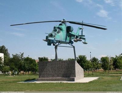 Памятник воинам-штурмовикам 368-го штурмового авиаполка в виде самолёта Су-25 и боевого вертолета Ми-24
