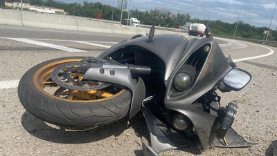 Мотоциклист из Кисловодска сломал ногу, влетев в отбойник на трассе «Кавказ»