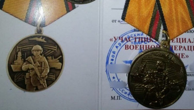 Участника СВО из Георгиевского округа наградили двумя медалями