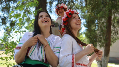 В национальных костюмах пришли на День России жители Кировского округа
