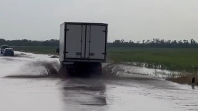 Дорога ушла под воду из-за обильных осадков в Новоселицком округе