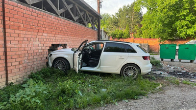 Потерявший создание водитель въехал в кирпичный забор в Кисловодске