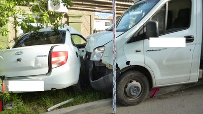 Два человека пострадали при столкновении «Лады» и грузовика в Ставрополе