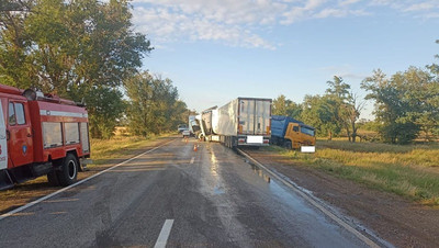 Два грузовика столкнулись из-за нарушения при обгоне в Будённовском округе