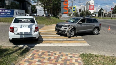 Два пассажира такси пострадали в Ставрополе при столкновении двух машин